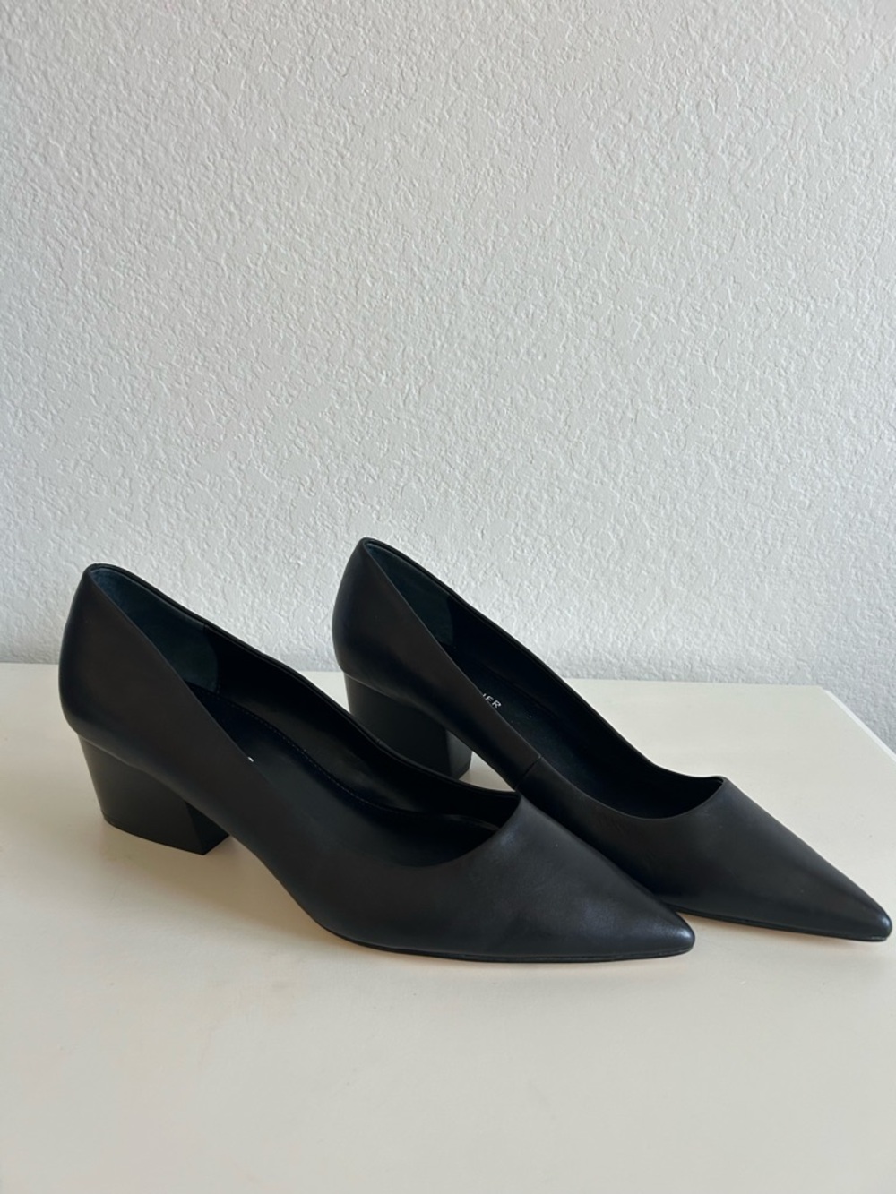 Donald J Pliner Anni Leather Pointed Toe Low Block Heel Pumps Size 8 Black